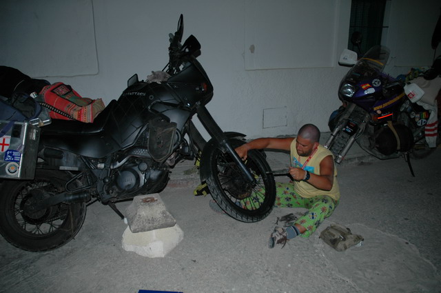 reparando la moto en Zahara