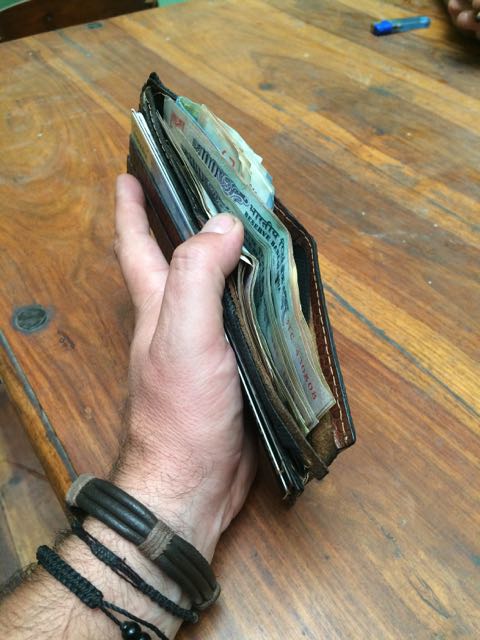 Aquí mi cartera, llena de rupias para Brahma.