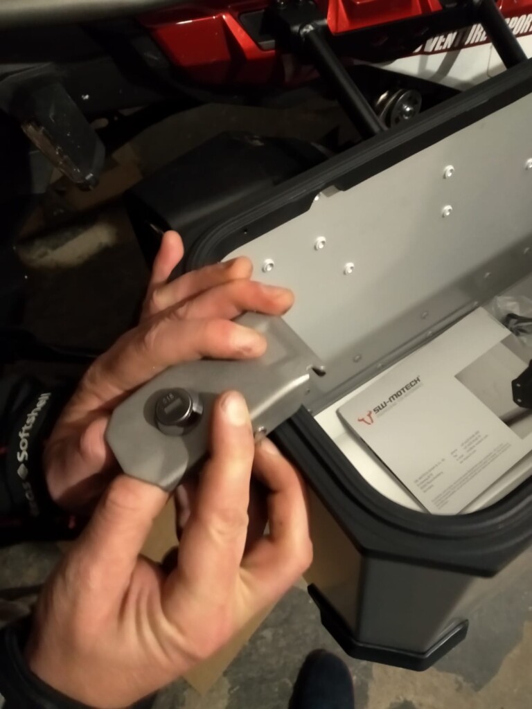 Instalando las cerraduras en las maletas de aluminio